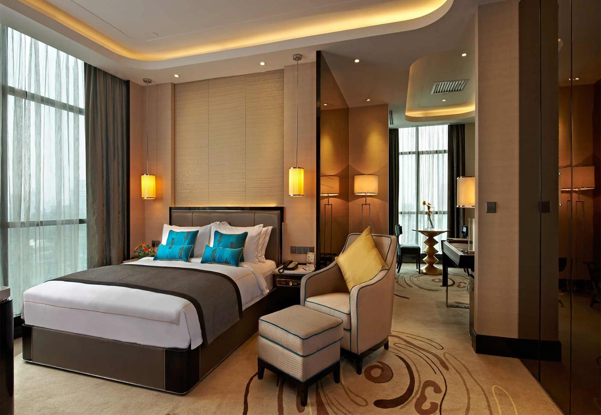 Pacific Regency Hotel Suites Куала-Лумпур Екстер'єр фото A bedroom in the hotel